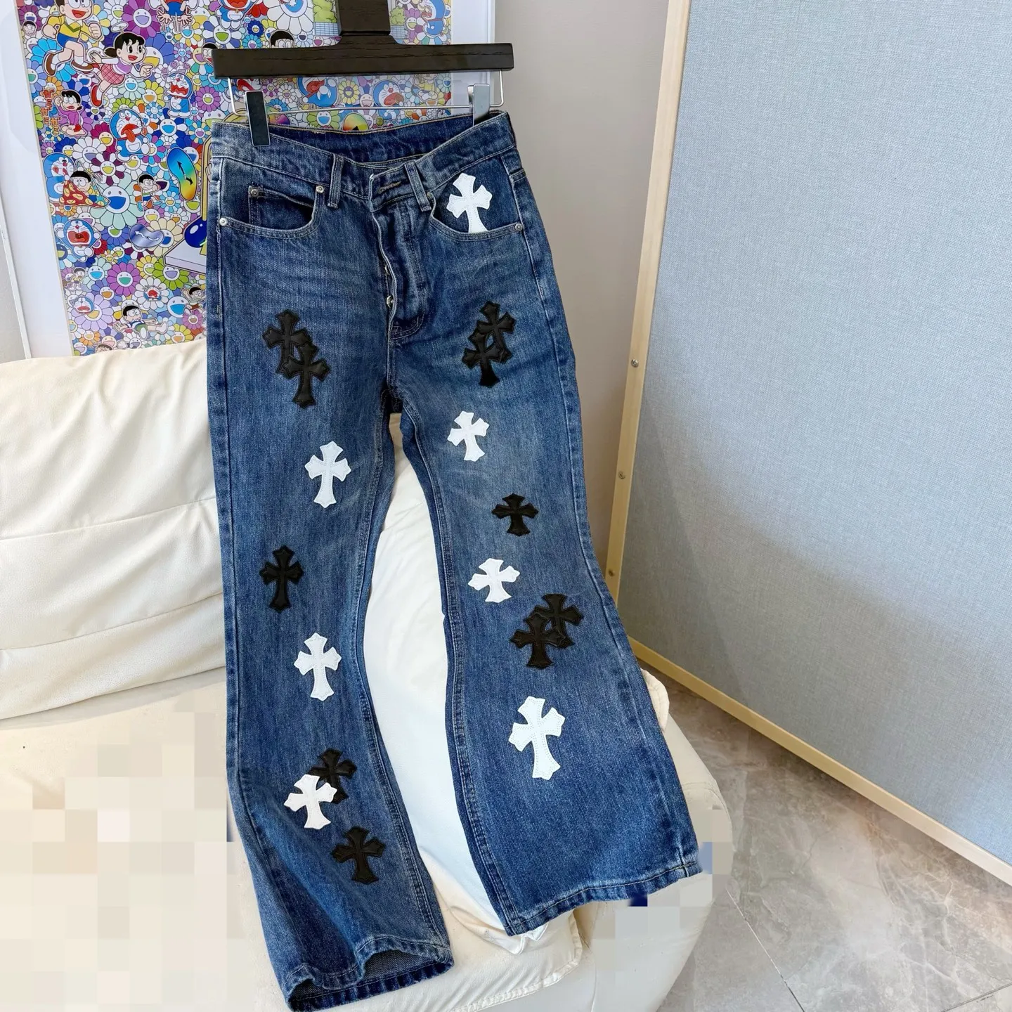 P260 Style number: D346 ChromeHearts Chrome washed blue and black and white leather straight pants, ceiling-level jeans, a pair is hard to find at the counter‼ ️About Zangyin✅This is an extremely luxurious fashion brand that can also be called the aristocracy of the high street. It has always been an exclusive brand for some hipsters or rich second generations. The color of this model is already very eye-catching by using a unique washed material. It is decorated with pink patch cross flowers, which cleverly highlights the charm of the brand. Secondly, this model adopts a classic high-waist cut design, which highlights the long legs and fashionable temperament of the upper body. The brand is highly recognizable and the slim-fitting configuration is more suitable for daily wear. The personality will be fashionable and the specifications can be seen at a glance. Materials and technology ✅ Needless to say, this point goes without saying. As an excellent craftsman brand, Zangyin's requirements for details and craftsmanship are really perfect. The washed color of this model has gone through a lot of processes, not to mention the embellishment of the denim appliqués. It is also purely handmade and sewn. Just like what they believe in, only handmade things have soul and have the meaning of wearing. A top-notch heavy-duty fashionable denim item, recommended by both hands‼ ️ Size: 28, 30, 32, 34, 36 (S-XXL) Color: blue Size reference: Pants length 100 102 104 106 106 Waist 72 76 80 84 88 Recommended weight S (about 130 pounds) M (about 120 pounds) L (about 140 pounds) XL (about 165) XXL (about 185)